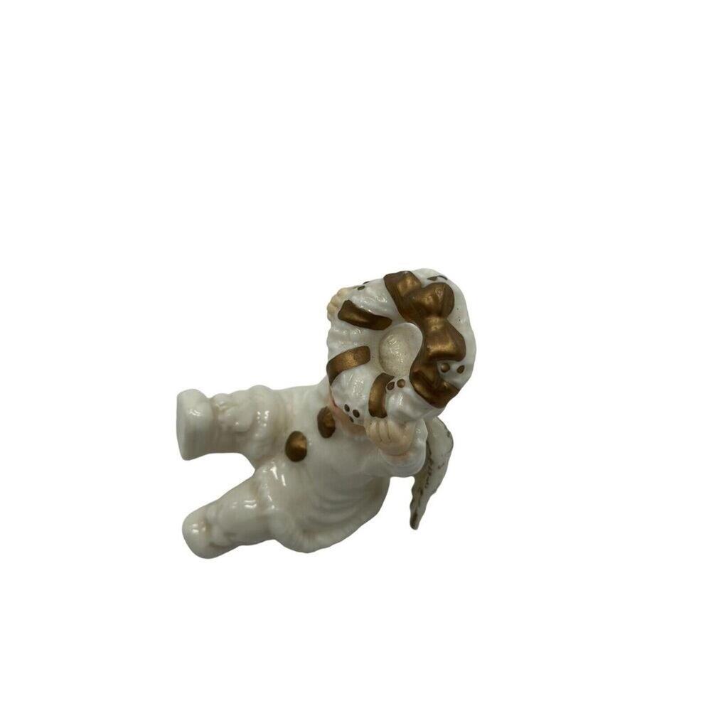 Vintage Grandeur Noel Angel Letter 'O' & Wreath Porcelain Figurine - Picture 6 of 7